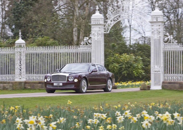 Bentley Mulsanne Diamond Jubilee được trang bị động cơ V8 6,75L công suất 512 mã lực. Xe có thể tăng tốc từ 0-100 km / h trong vòng 5,3 giây và tốc độ tối đa trên 296 km / h.